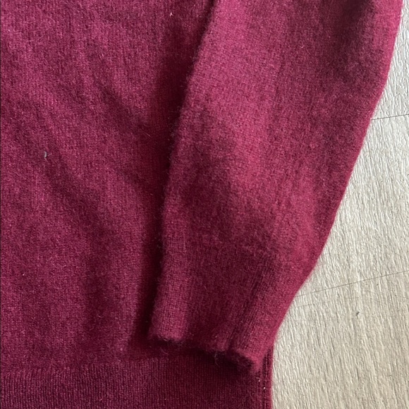 Charter Club Men's Burgundy V-Neck Sweater (100% CASHMERE)) - Picture 5 of 9
